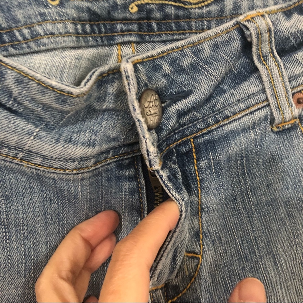 AMERICAN EAGLE Womens 6 Short Jeans Light Wash Low Rise Flare - Picture 5 of 14